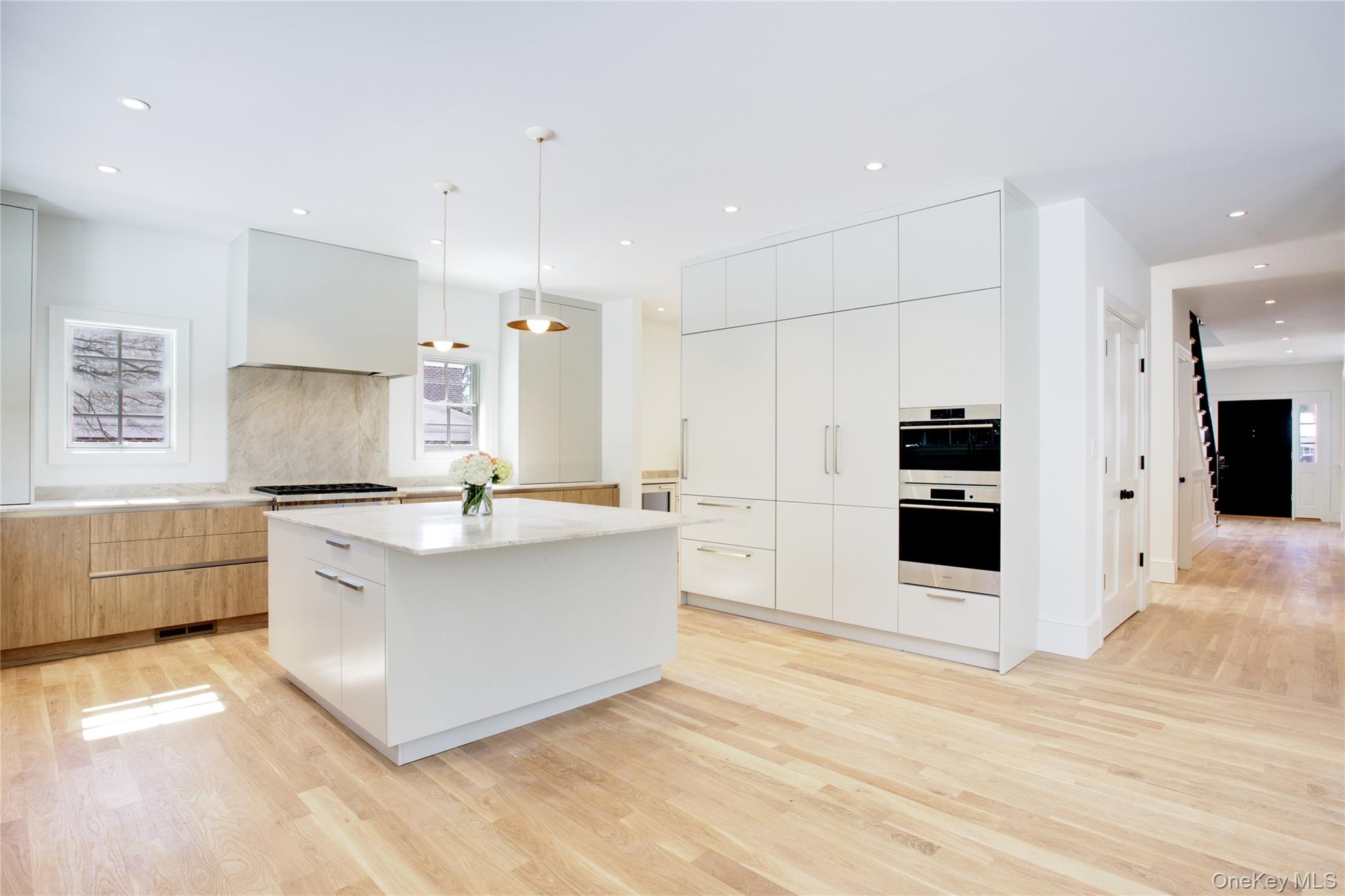 409 Abbey Road Manhasset, NY 11030 - Photo 8 of 26