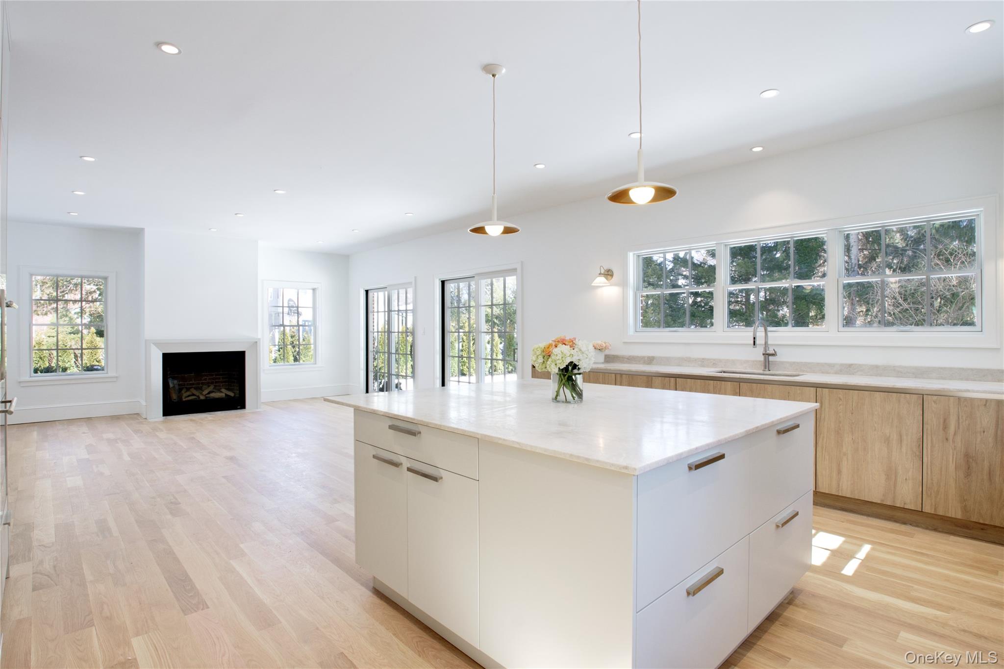 409 Abbey Road Manhasset, NY 11030 - Photo 10 of 26