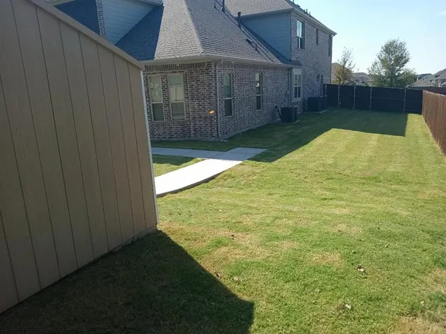 a view of a backyard