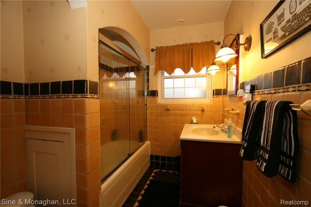646 Washington Road Grosse Pointe, MI 48230 - Photo 20 of 26 Main Bathroom.JPG