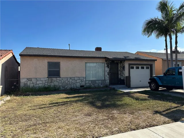 a view of a house with backyard and garden