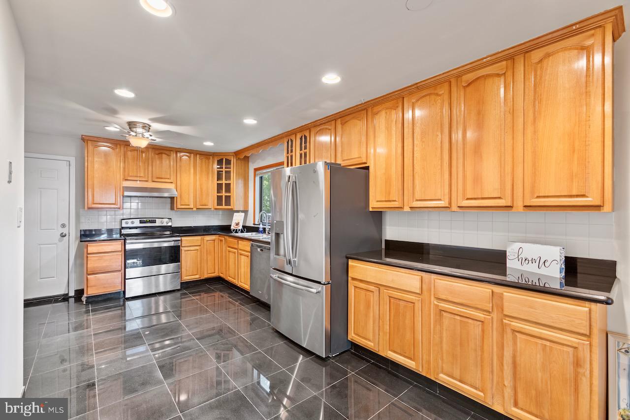 1404 Wolftrap Run Road Vienna, VA 22182 - Photo 3 of 33 Gallery Image 3
