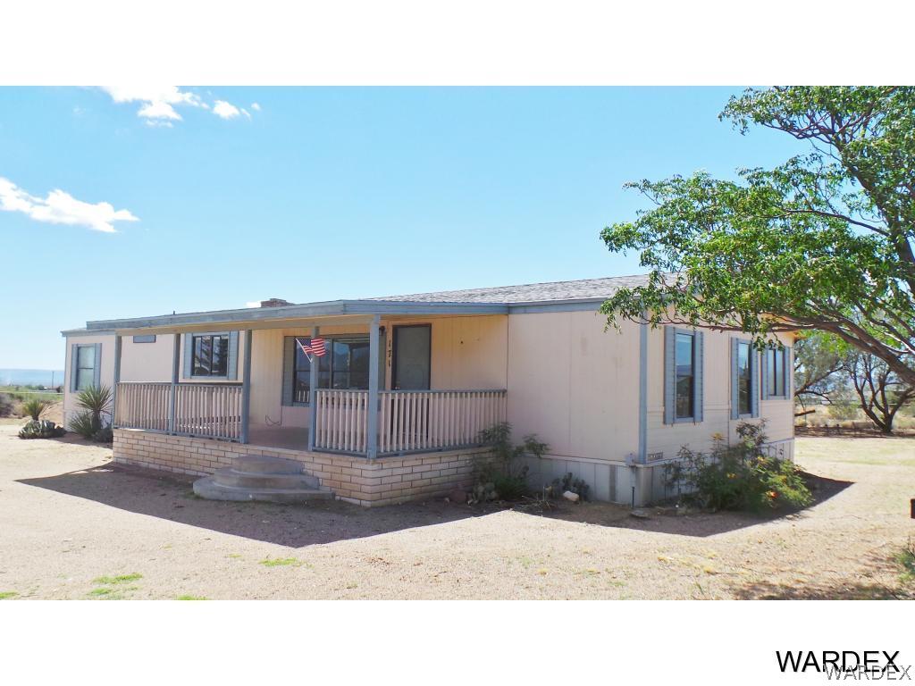 171 South Hano Road Golden Valley, AZ 86413 - Photo 1 of 20 a front view of a house with a yard