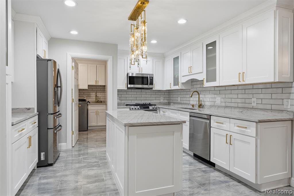 4212 April Lane Sterling Heights, MI 48310 - Photo 14 of 61