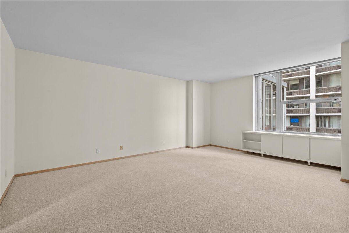 1610 North Prospect Avenue, Unit 504 Milwaukee, WI 53202 - Photo 14 of 34 Primary Bedroom