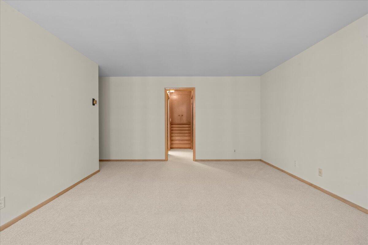 1610 North Prospect Avenue, Unit 504 Milwaukee, WI 53202 - Photo 15 of 34 Primary Bedroom