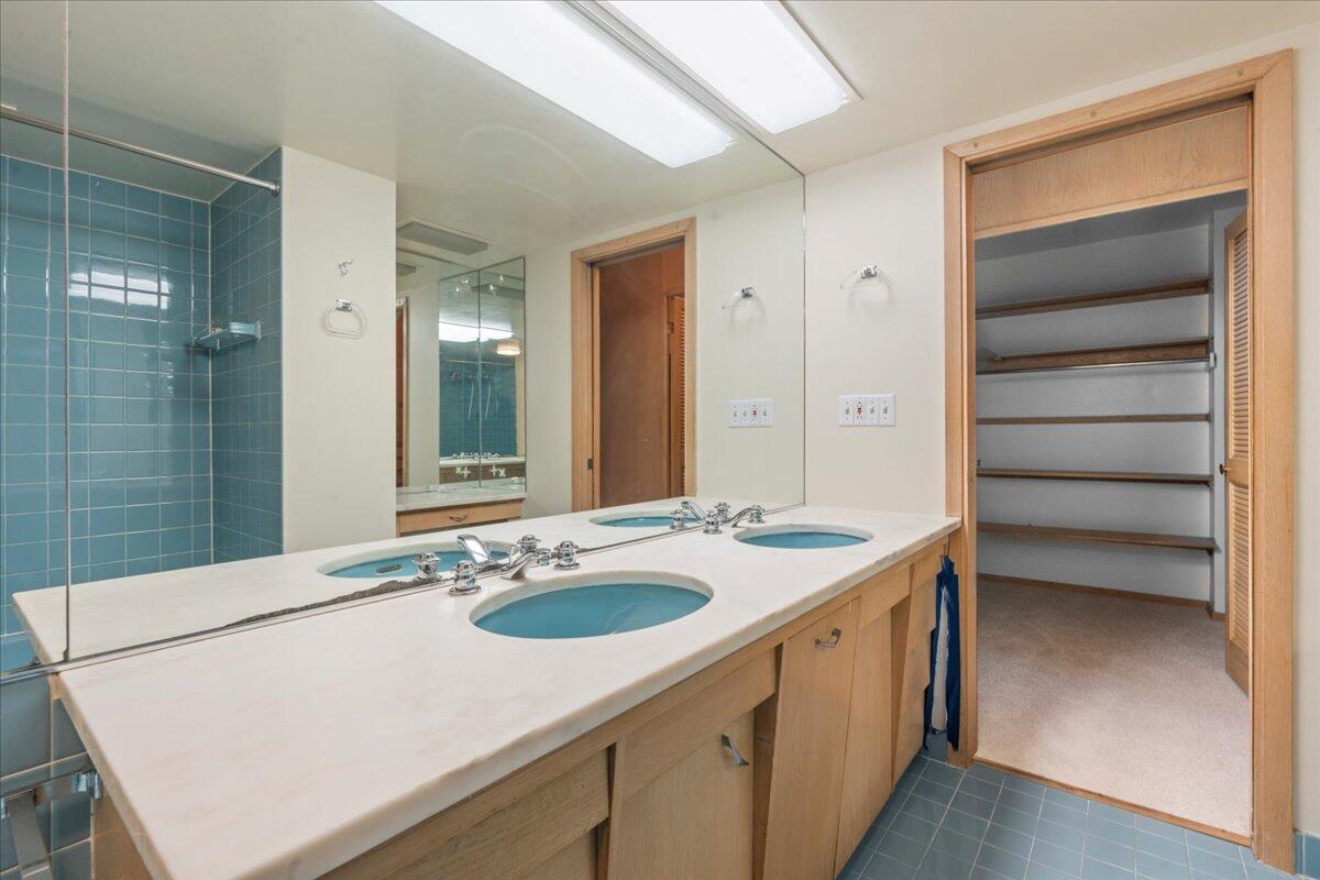 1610 North Prospect Avenue, Unit 504 Milwaukee, WI 53202 - Photo 17 of 34 Primary EnSuite Bathroom