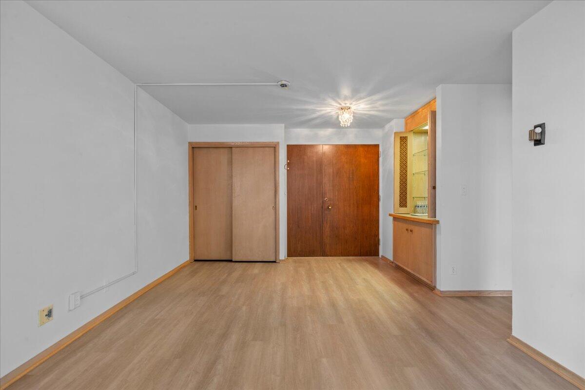1610 North Prospect Avenue, Unit 504 Milwaukee, WI 53202 - Photo 3 of 34 Foyer