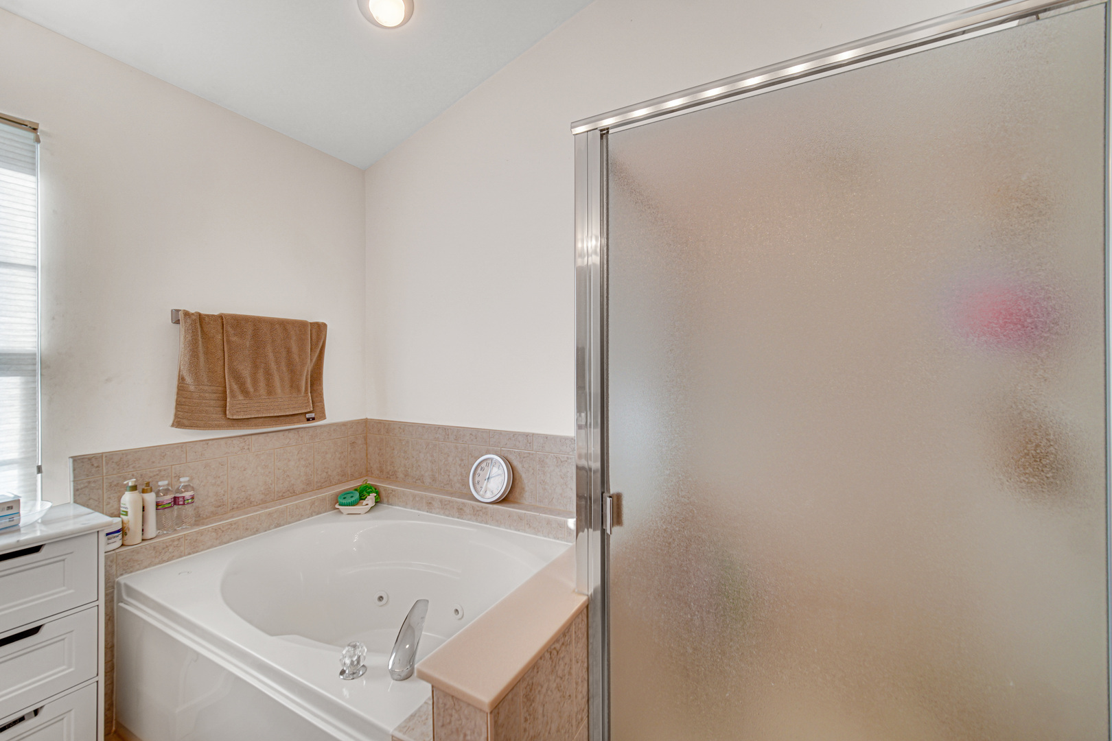 188 Breckenridge Court Gilberts, IL 60136 - Photo 13 of 25 a bathroom with a tub and shower