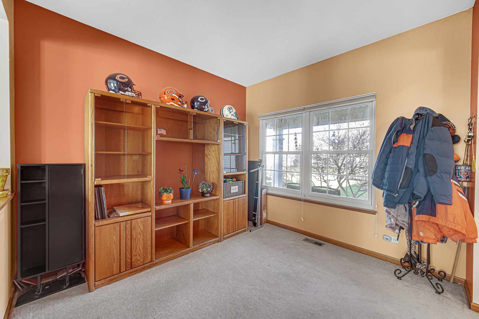188 Breckenridge Court Gilberts, IL 60136 - Photo 2 of 25 a room with furniture and a window