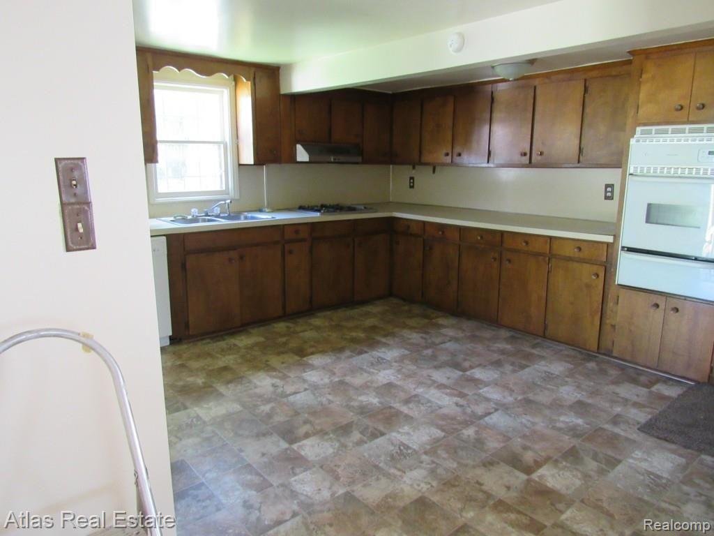 4267 East Bristol Road Burton, MI 48519 - Photo 5 of 10 kitchen.jpg