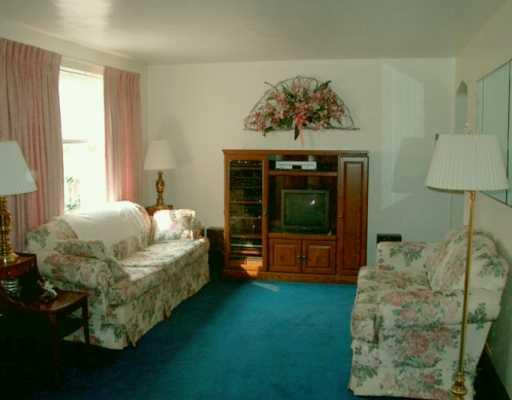 170 Roosevelt Avenue McKees Rocks, PA 15136 - Photo 2 of 6 Living Room.