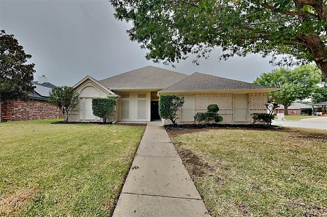 $2,095 | 300 Vera Drive, Burleson, TX 76028