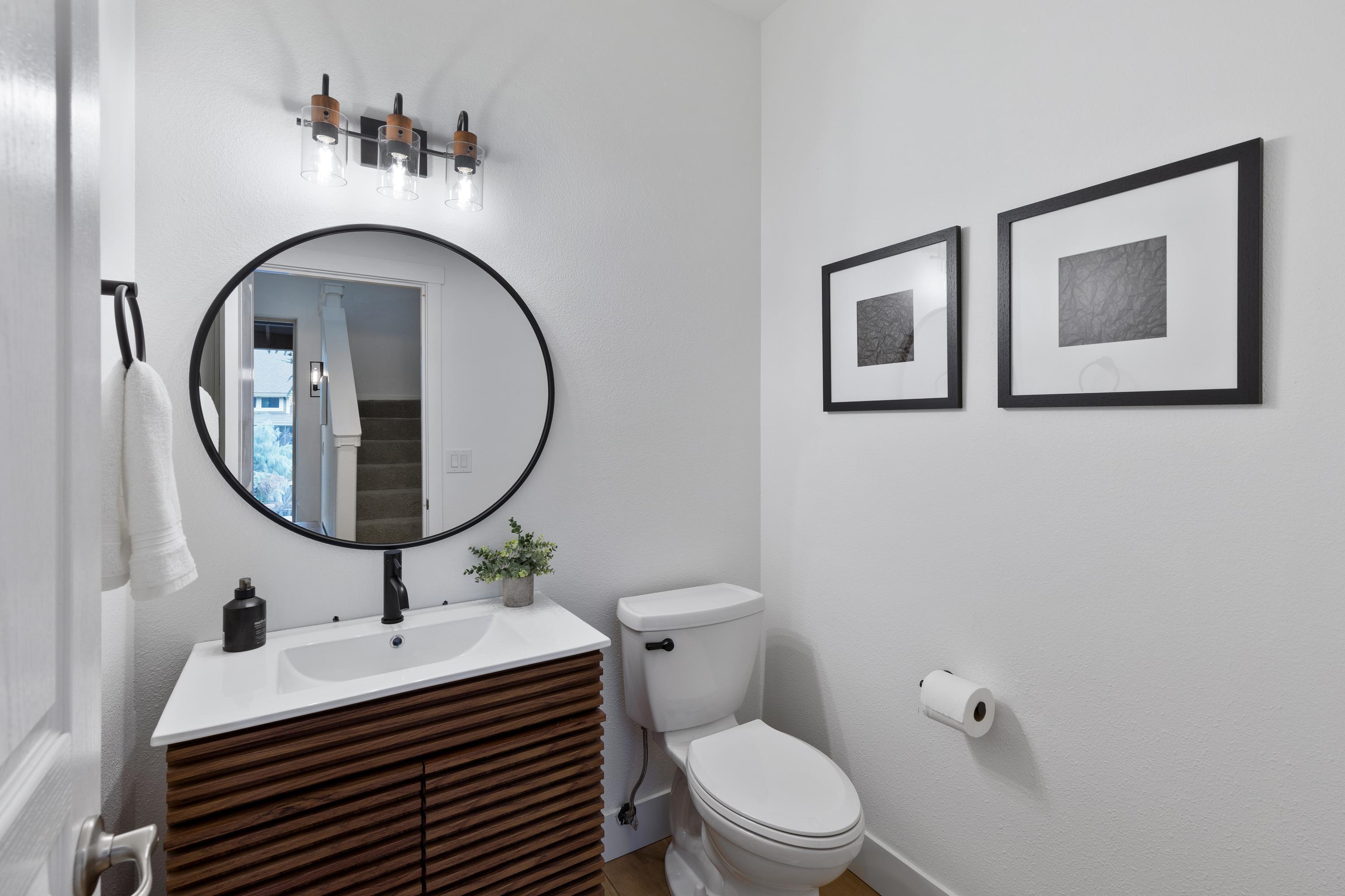 1281 Highland View Loop Redmond, OR 97756 - Photo 11 of 42 Bathroom