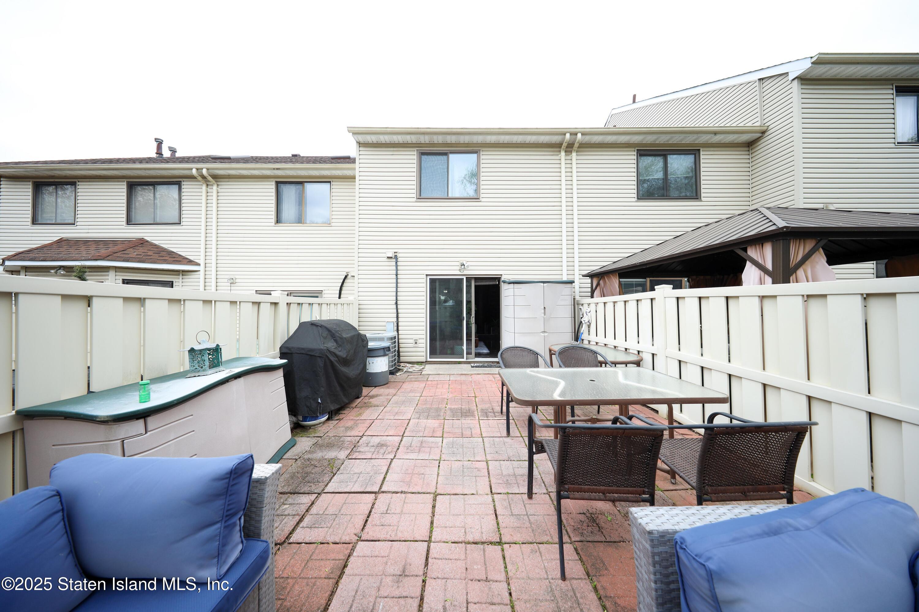 261 Signs Road, Unit E Staten Island, NY 10314 - Photo 4 of 19 25F173B8-8794-4CAC-B9D0-9BEA50C5016D