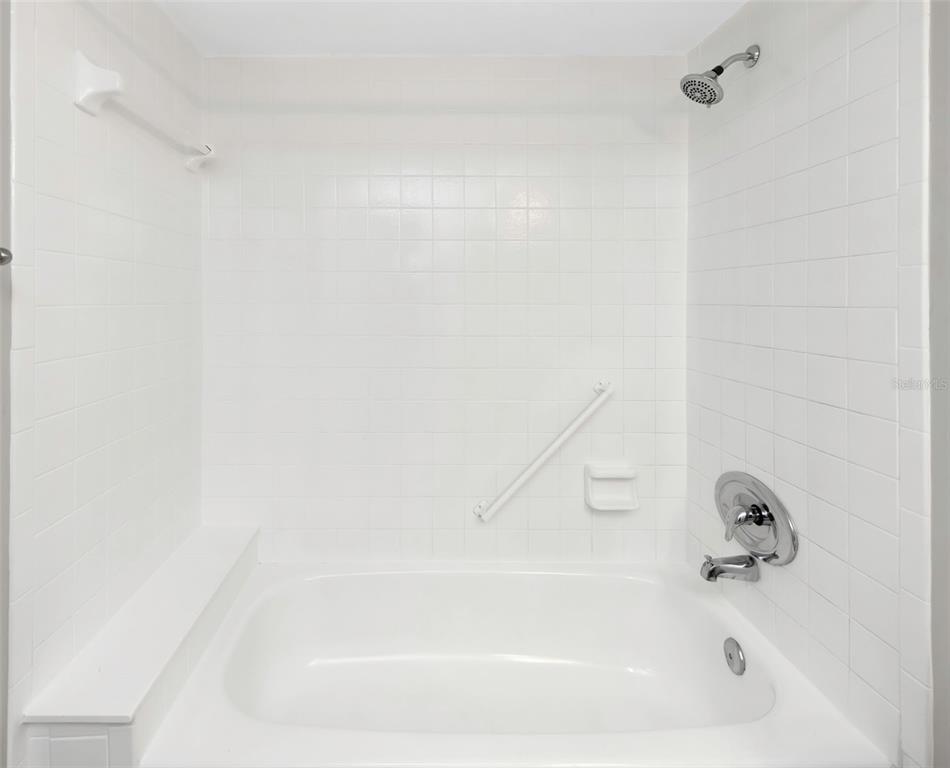 1308 Pine Ridge Circle East, Unit H1 Tarpon Springs, FL 34688 - Photo 17 of 50 a bathroom with a bathtub