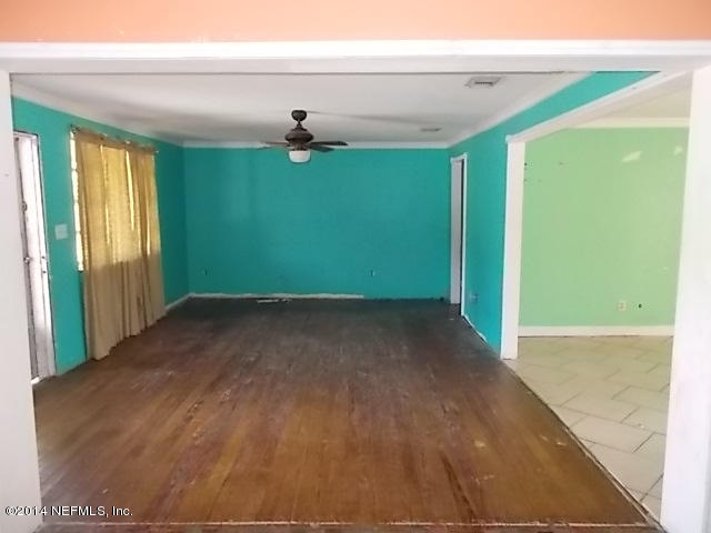 12424 Pulaski Road Jacksonville, FL 32218 - Photo 3 of 29 living room
