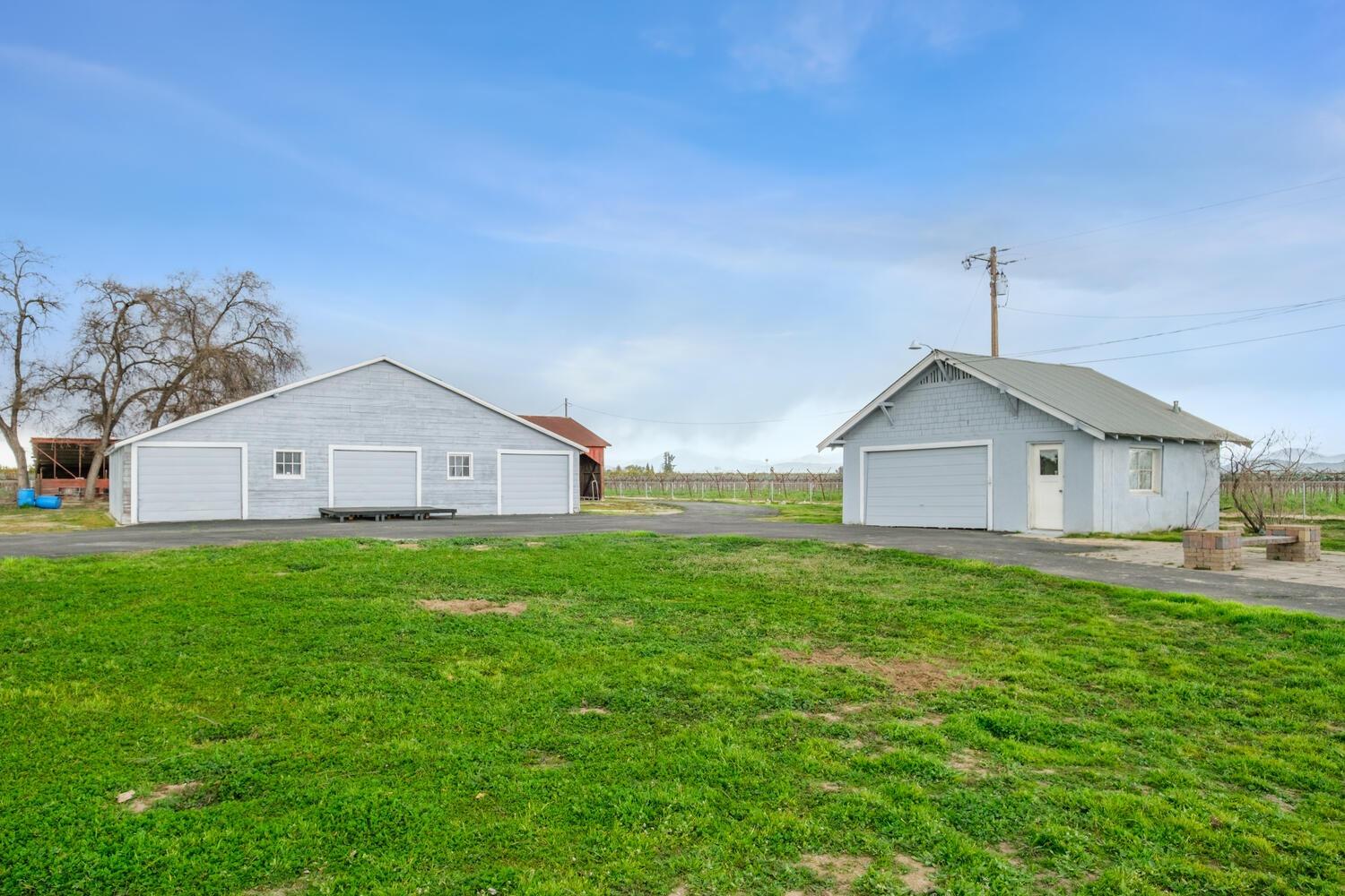 5804 Ave 426 Reedley, CA 93654 - Photo 20 of 21 a front view of house with yard and green space