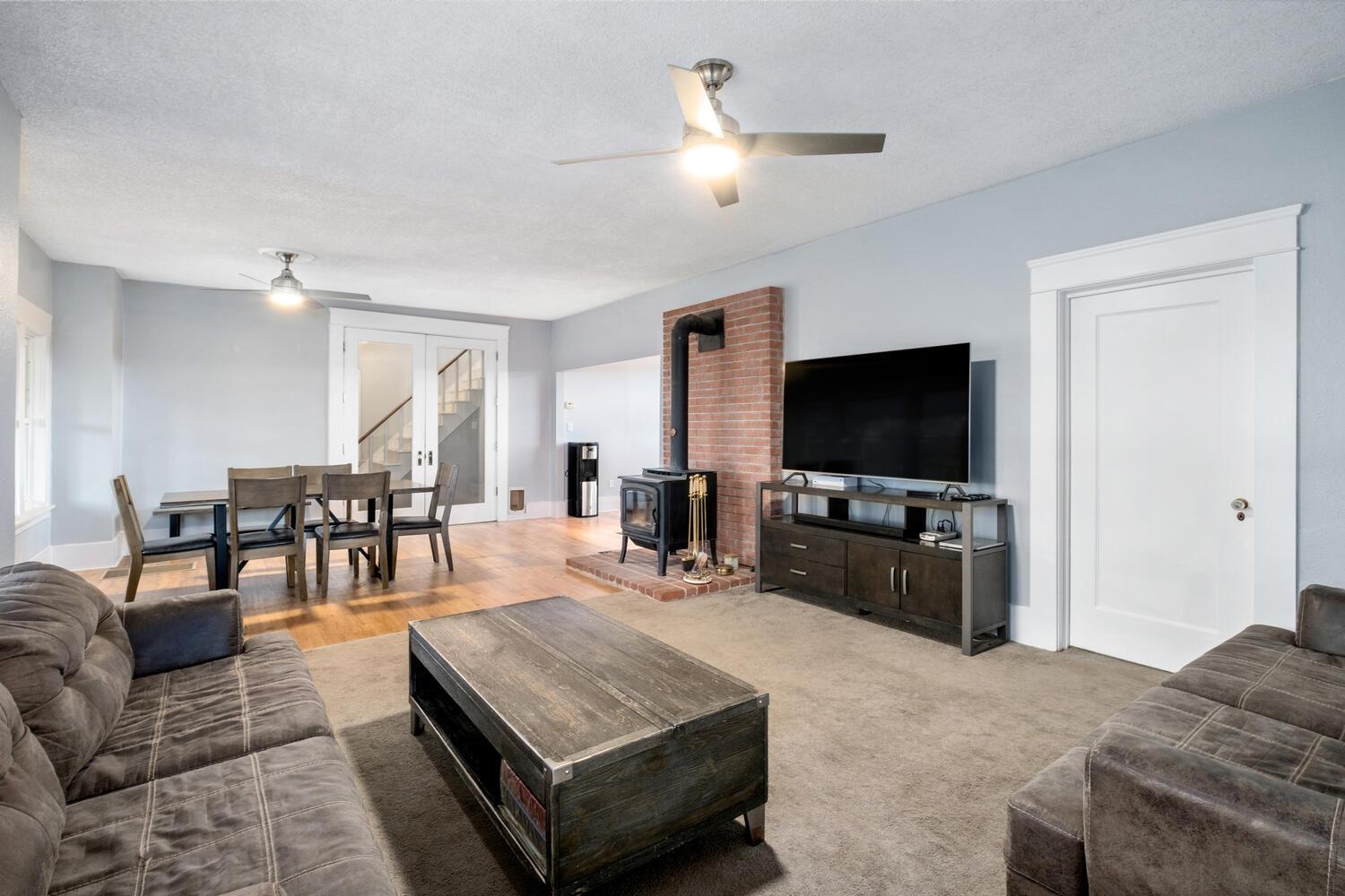 5804 Ave 426 Reedley, CA 93654 - Photo 7 of 21 a living room with furniture and a flat screen tv