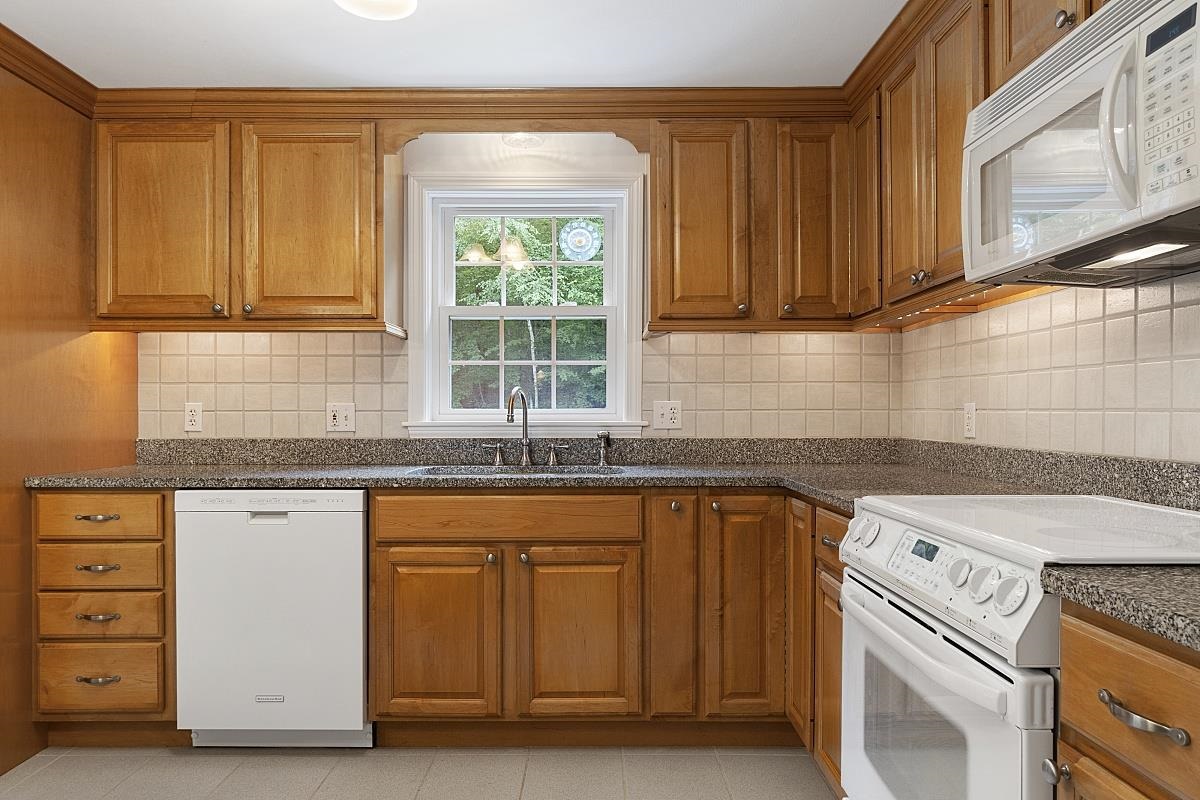 38 Ballard Road Derry, NH 03038 - Photo 10 of 40