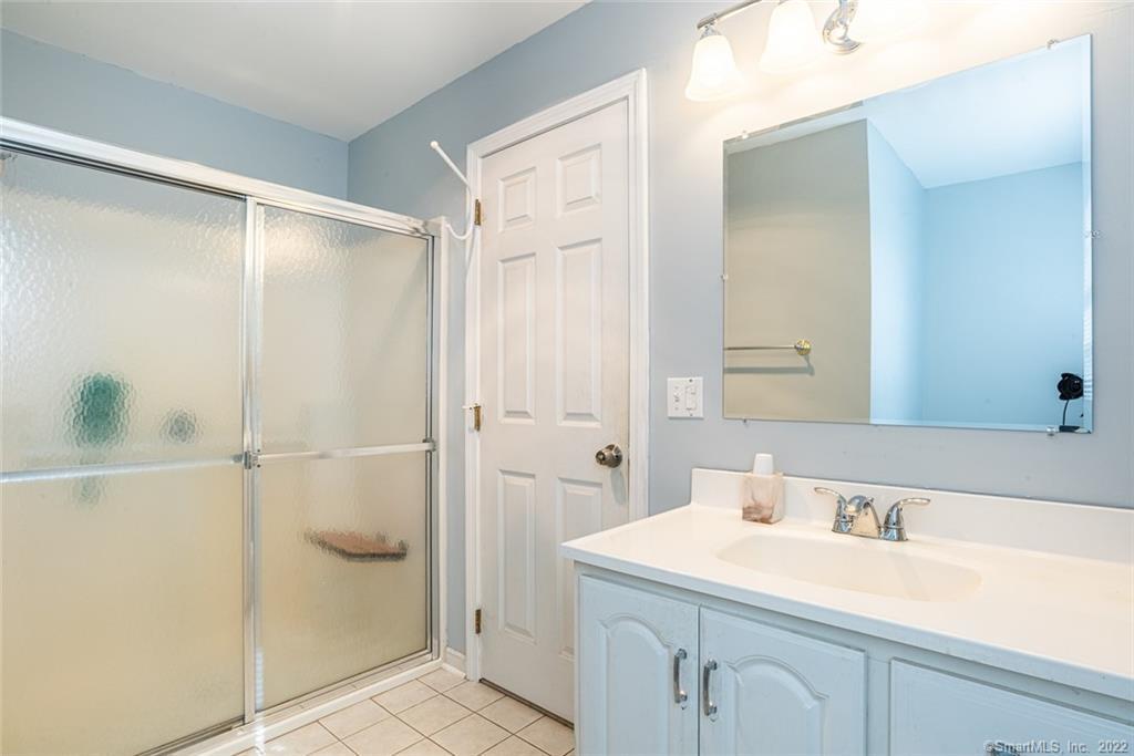 74-76 Towantic Hill Road Oxford, CT 06478 - Photo 22 of 38 1st floor ensuite bath