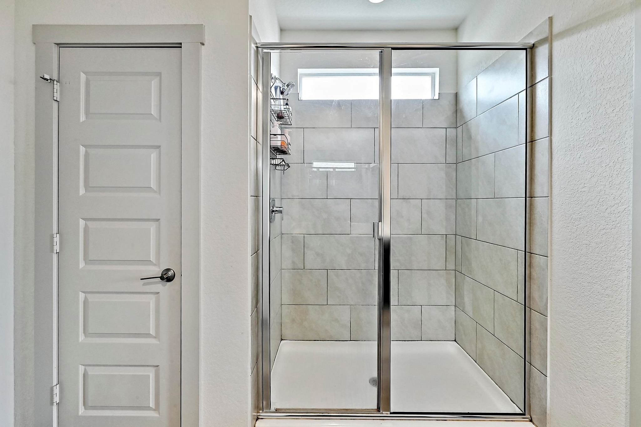 7712 Linnie Lane Austin, TX 78724 - Photo 18 of 37 a bathroom with a glass shower door
