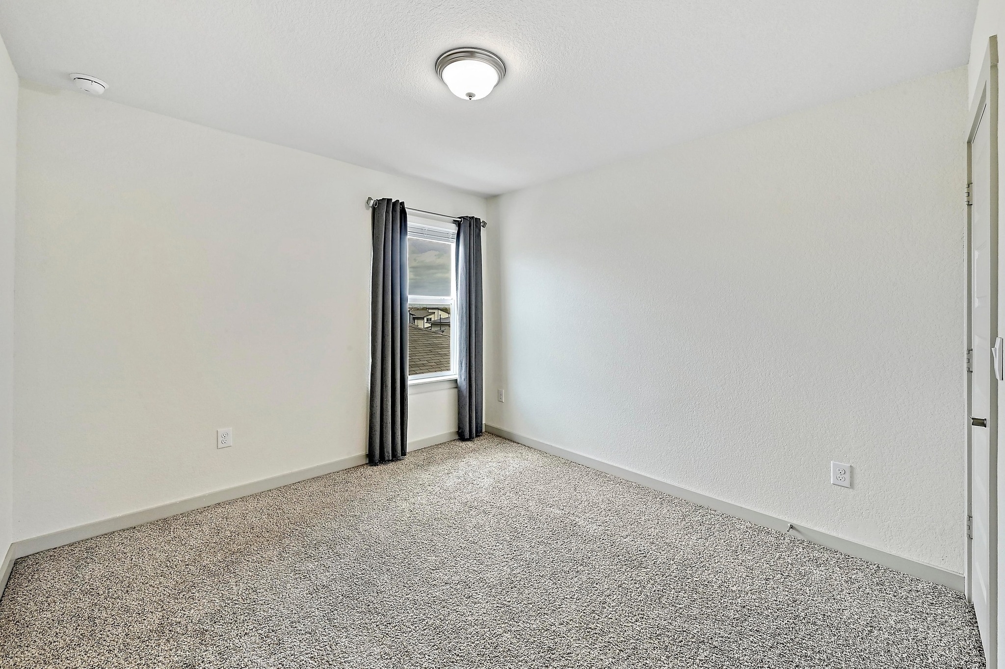 7712 Linnie Lane Austin, TX 78724 - Photo 27 of 37 an empty room with closet and mirror