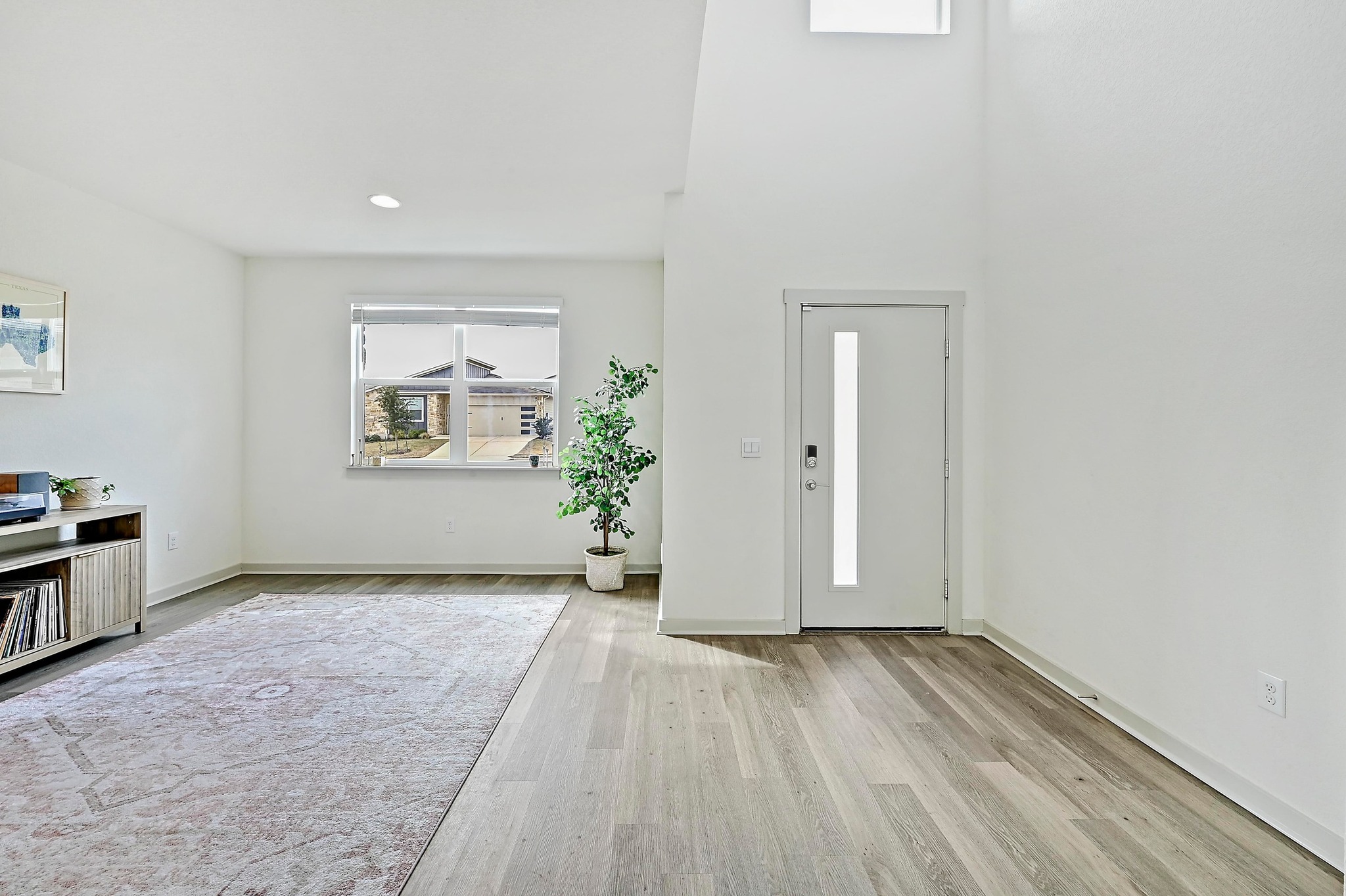 7712 Linnie Lane Austin, TX 78724 - Photo 4 of 37 an empty room with windows and closet