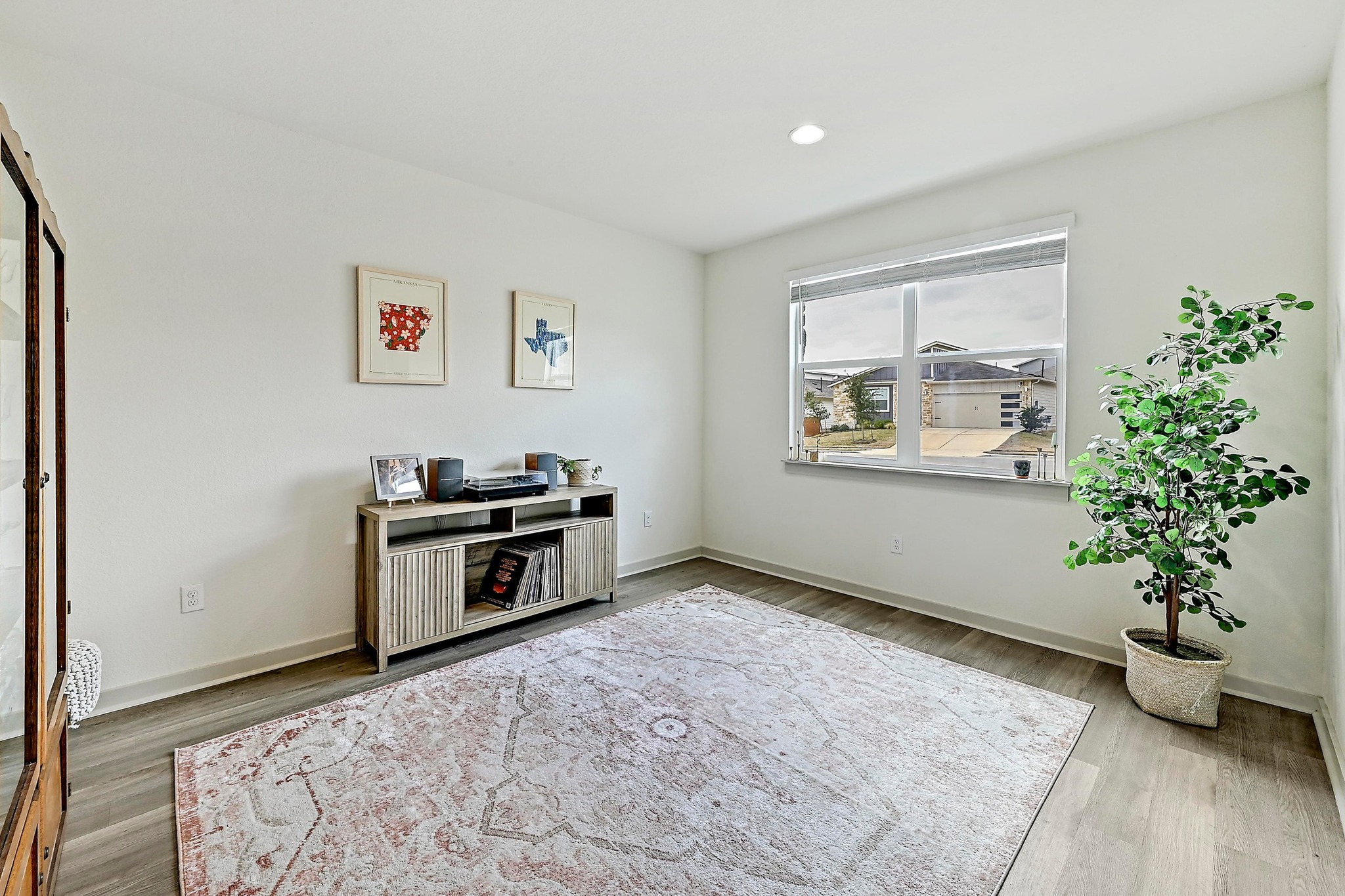 7712 Linnie Lane Austin, TX 78724 - Photo 5 of 37 a kitchen with a stove and a potted plant