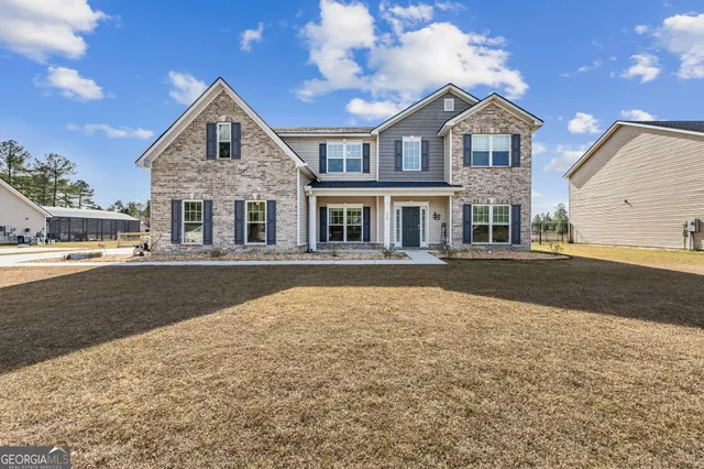a view of a house with a yard