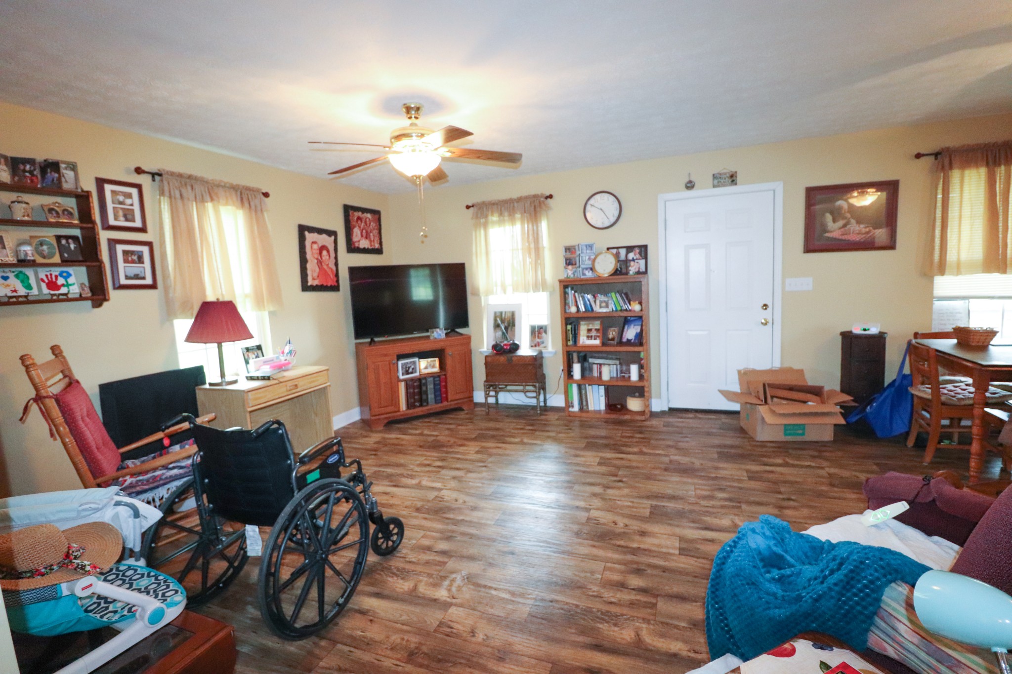 624 Faith-Rae Boulevard Morrison, TN 37357 - Photo 37 of 38 a living room with furniture and a flat screen tv
