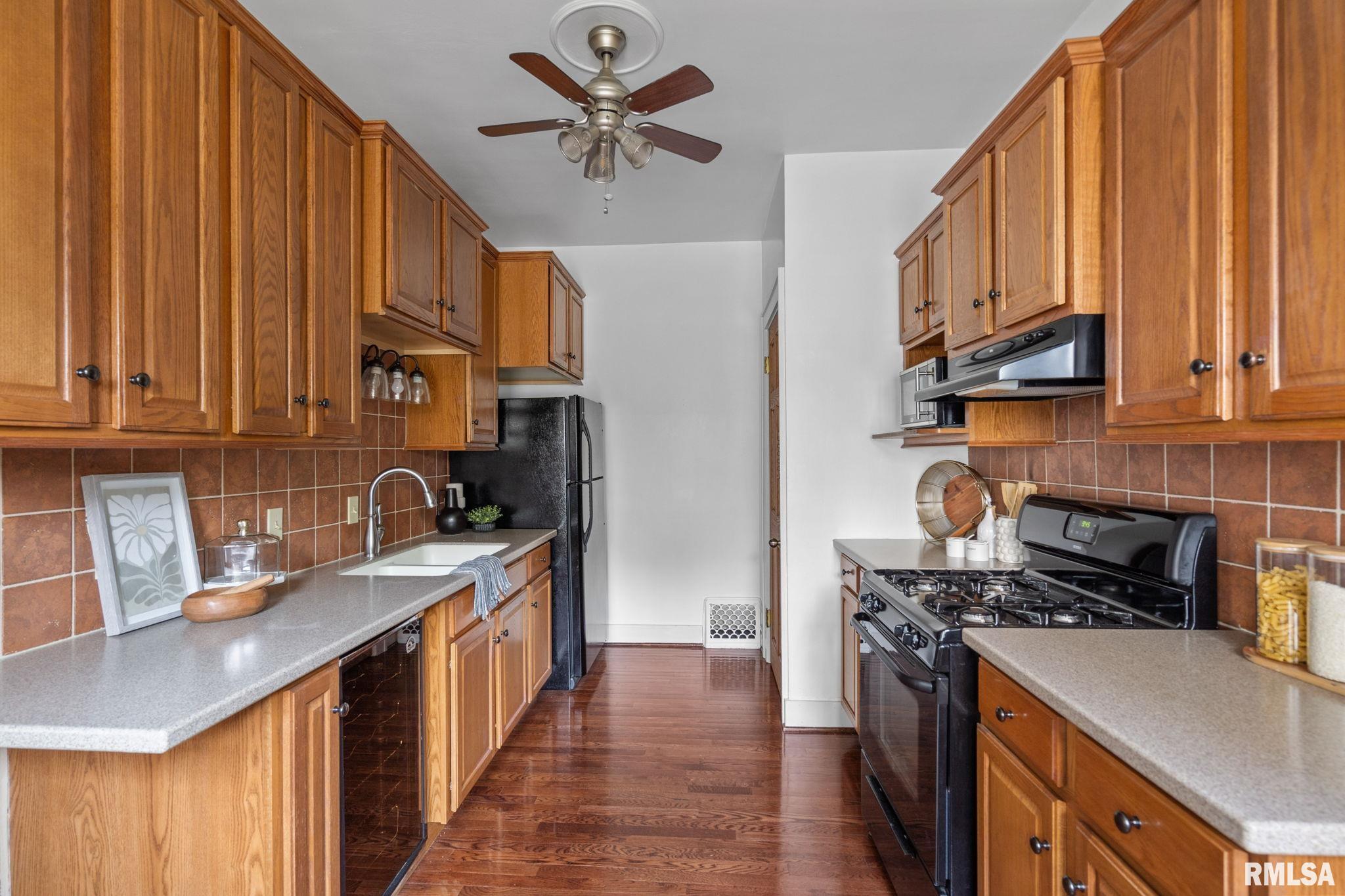 2221 Ripley Street Davenport, IA 52803 - Photo 8 of 25