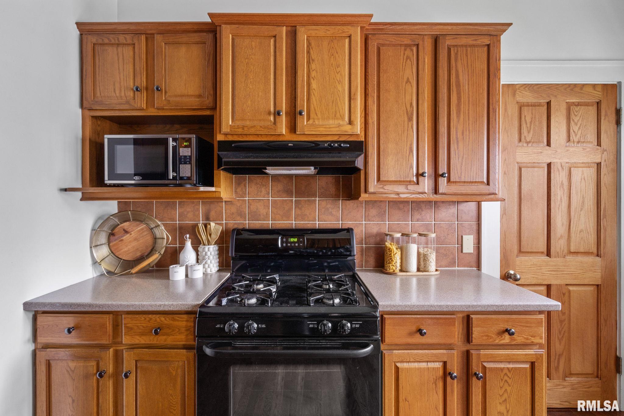 2221 Ripley Street Davenport, IA 52803 - Photo 9 of 25