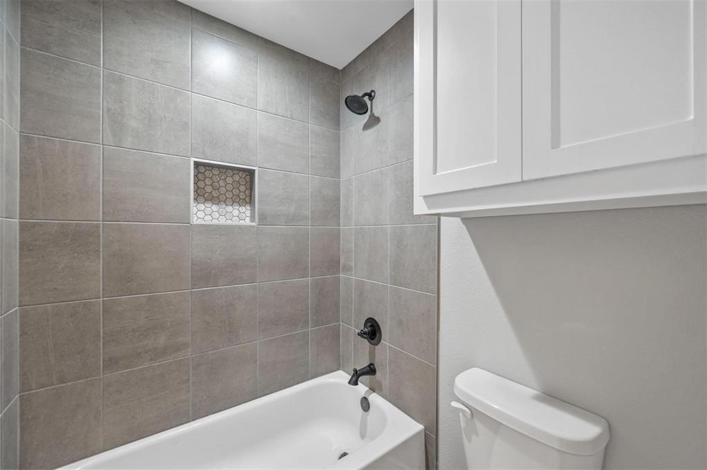 228 St Charles Drive, Unit B Springtown, TX 76082 - Photo 14 of 20 a bathroom with a bathtub and toilet