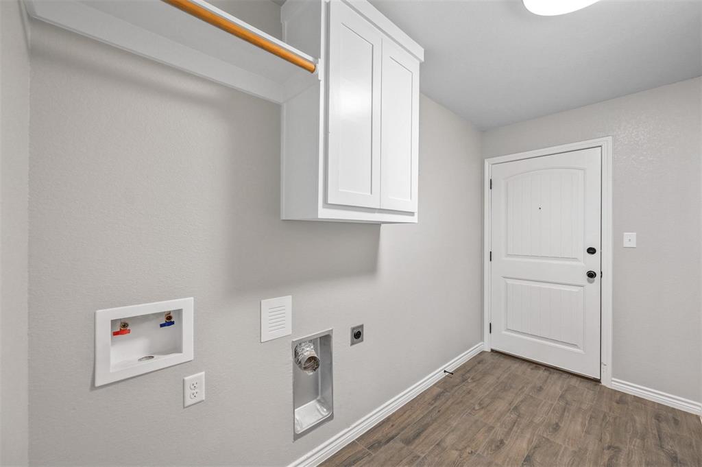 228 St Charles Drive, Unit B Springtown, TX 76082 - Photo 16 of 20 a view of an empty room with closet and a window