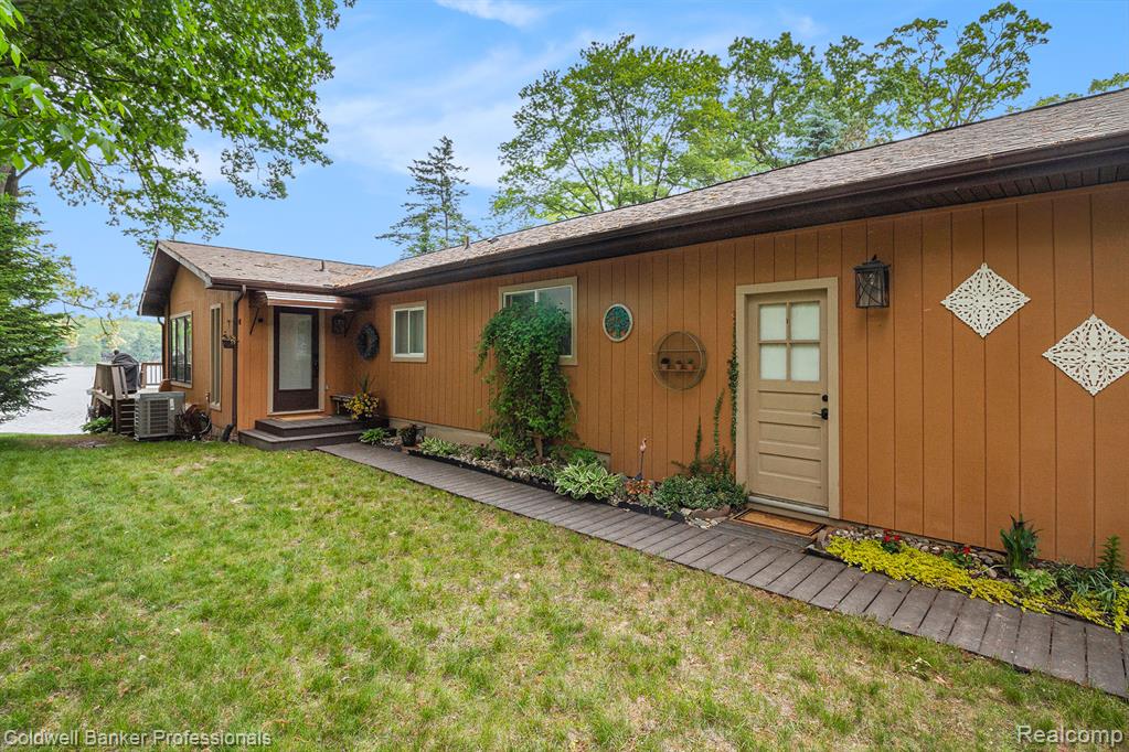 1704 Clark Lake Road Brighton, MI 48114 - Photo 3 of 39 Gallery Image 3