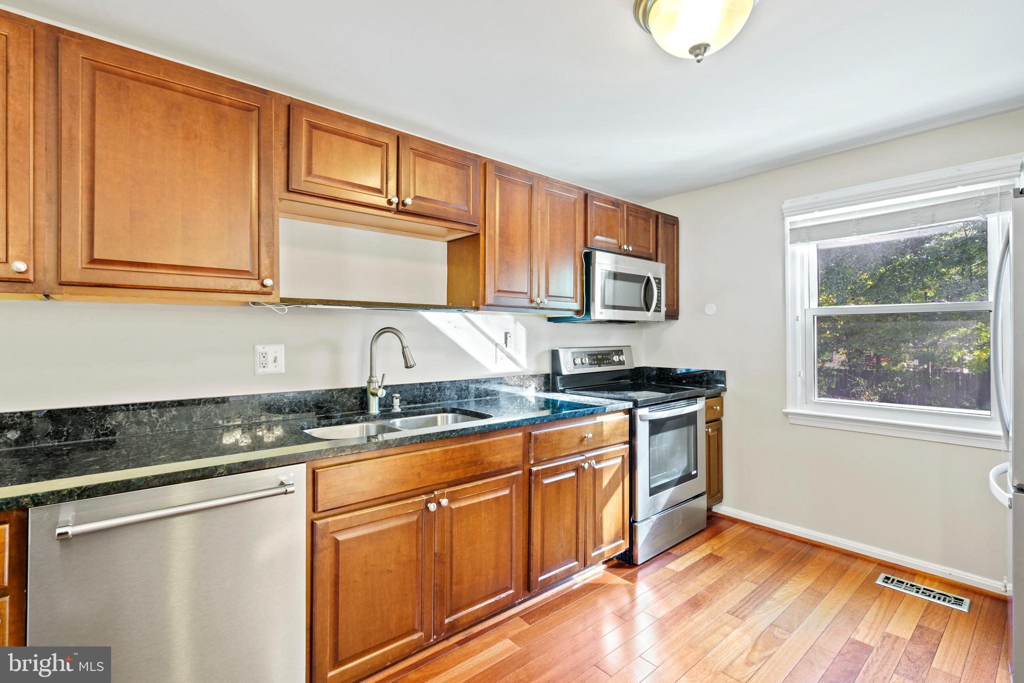 1106 Devon Street Herndon, VA 20170 - Photo 7 of 26 Kitchen