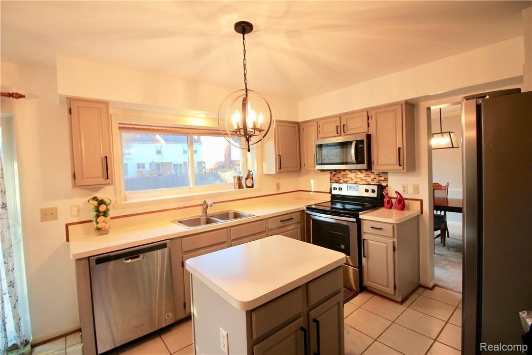 45684 Bryn Mawr Road Canton, MI 48187 - Photo 4 of 17 IMG_2146.jpg