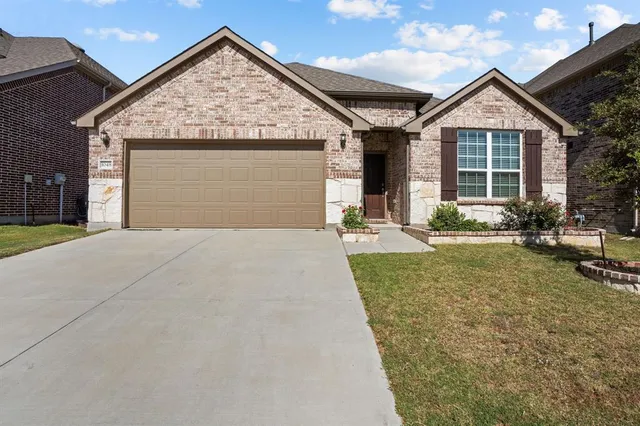 $399,900 | 1048 Pinnacle Breeze Drive, Fort Worth, TX 76052