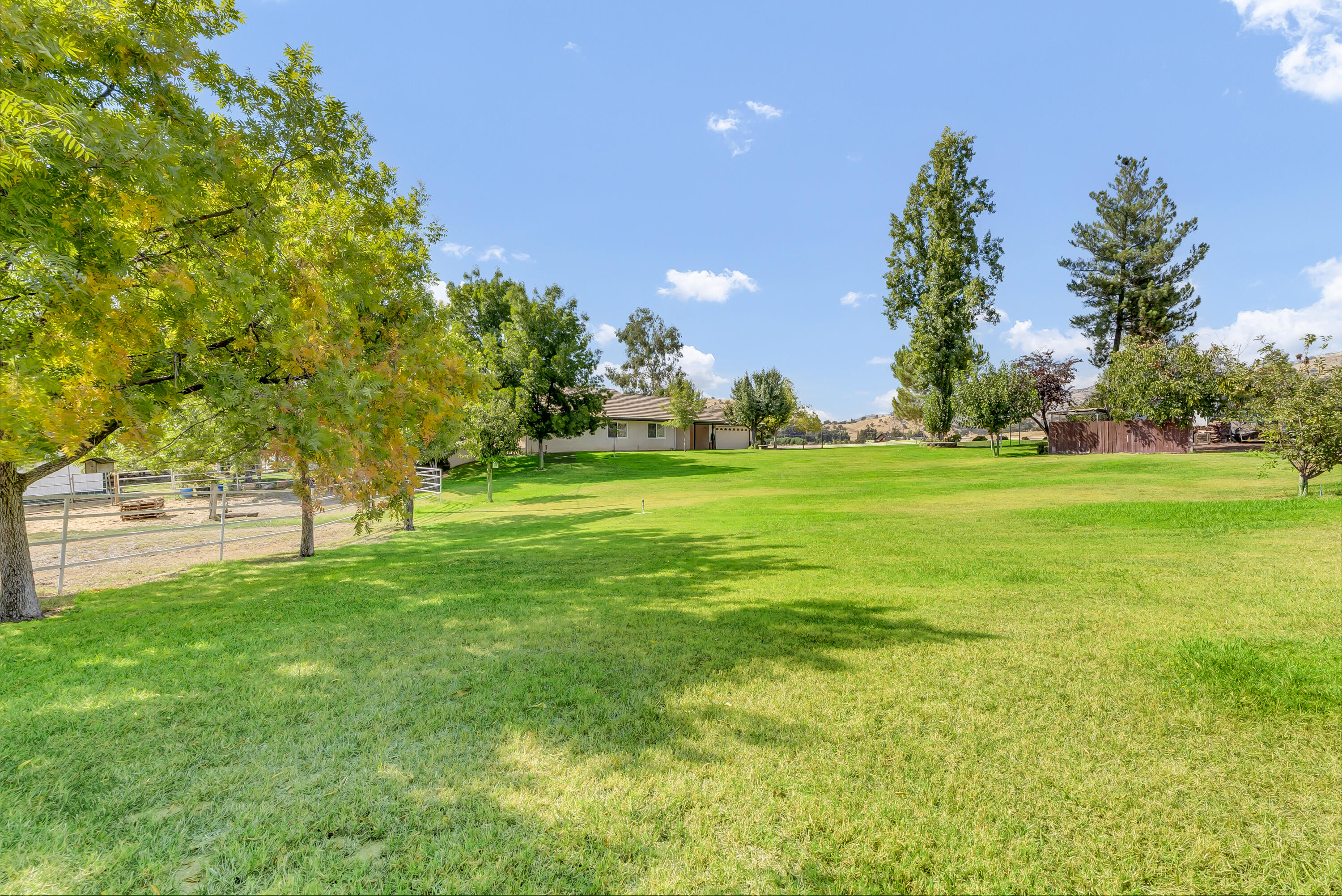 18002 320th Road Springville, CA 93265 - Photo 47 of 56 a backyard of a house with lots of green space and fountain