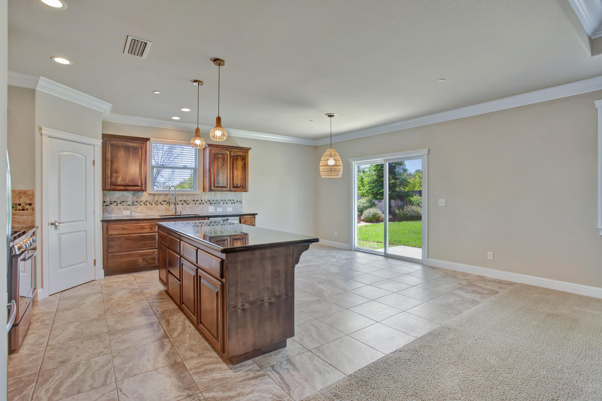3499 Lemurian Road Redding, CA 96002 - Photo 4 of 15 IMG_6495