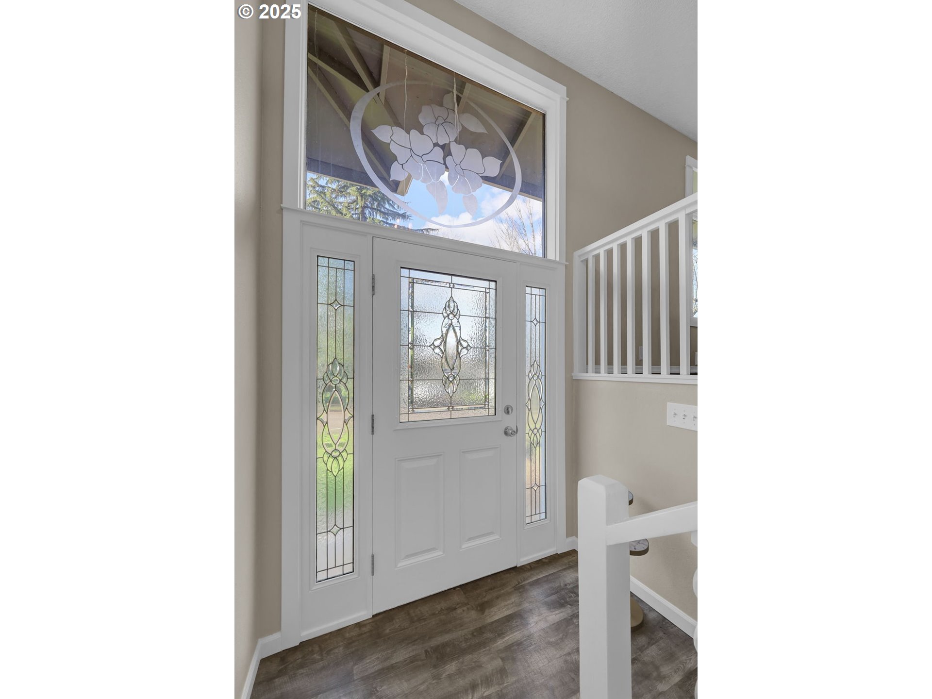 2015 Coventry Way Eugene, OR 97405 - Photo 4 of 48 a view of a hallway with front door