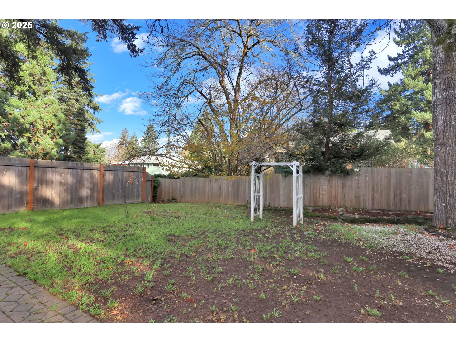 2015 Coventry Way Eugene, OR 97405 - Photo 44 of 48 a backyard of a house