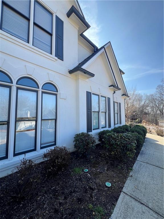 5455 Woodrun Lane Alpharetta, GA 30005 - Photo 4 of 71 a front view of a house with garden