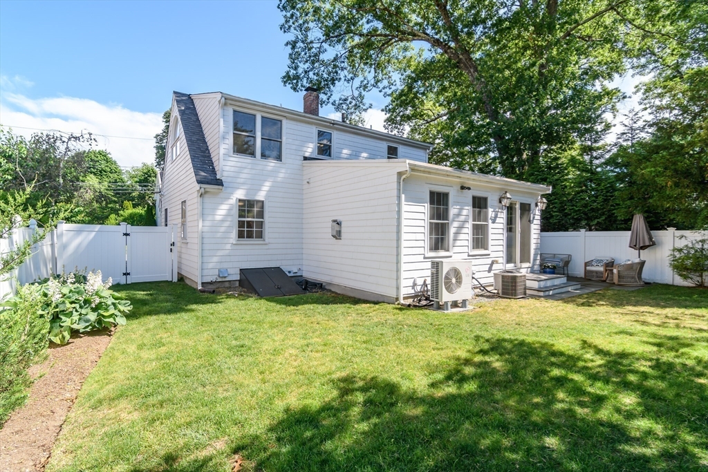 58 Manor Avenue Wellesley, MA 02482 - Photo 8 of 25