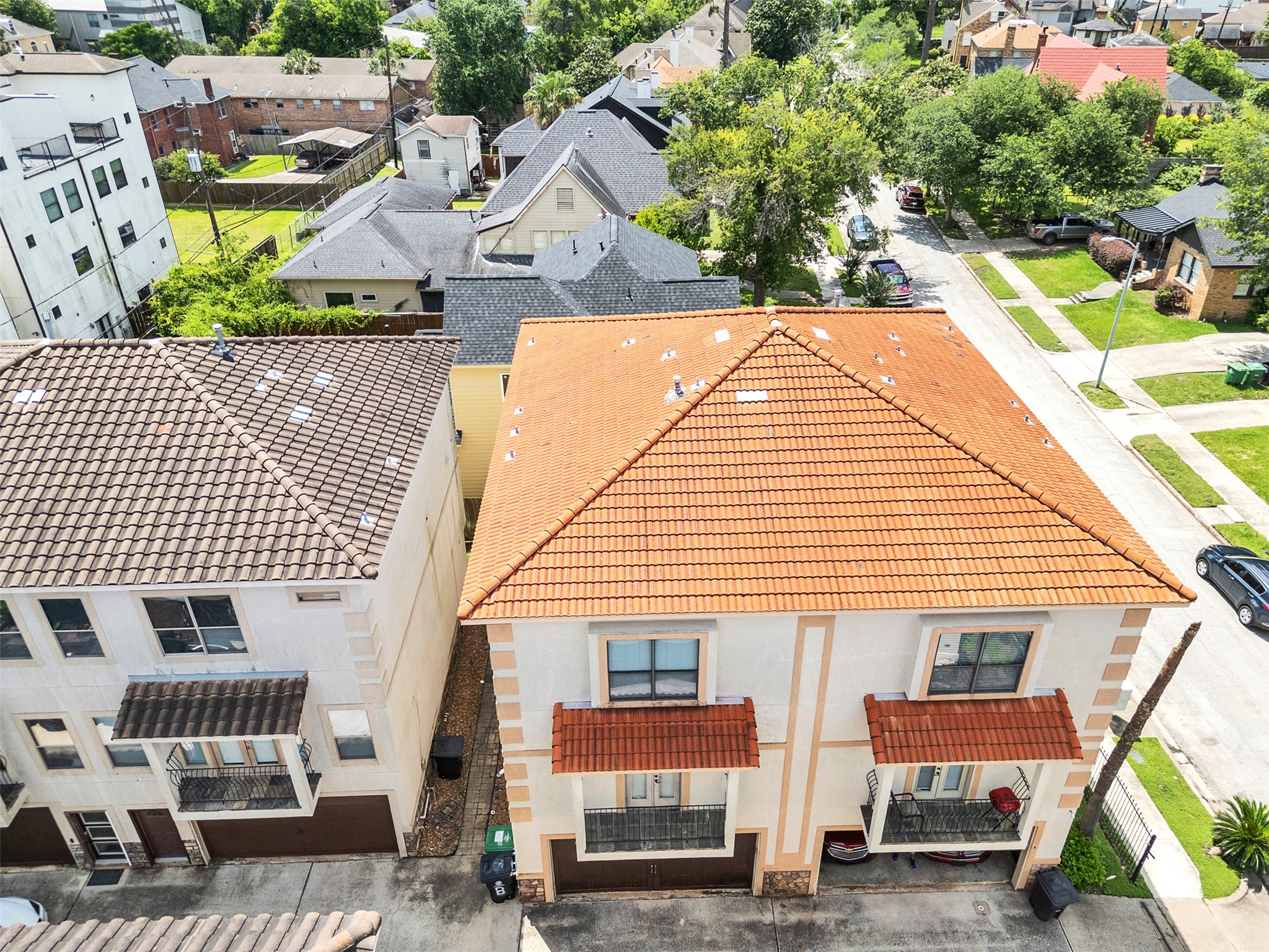 2540 Prospect Street, Unit B Houston, TX 77004 - Photo 34 of 37 an aerial view of a house with a yard