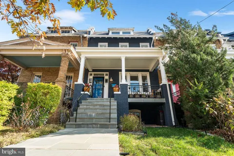 a view of a house with fountain