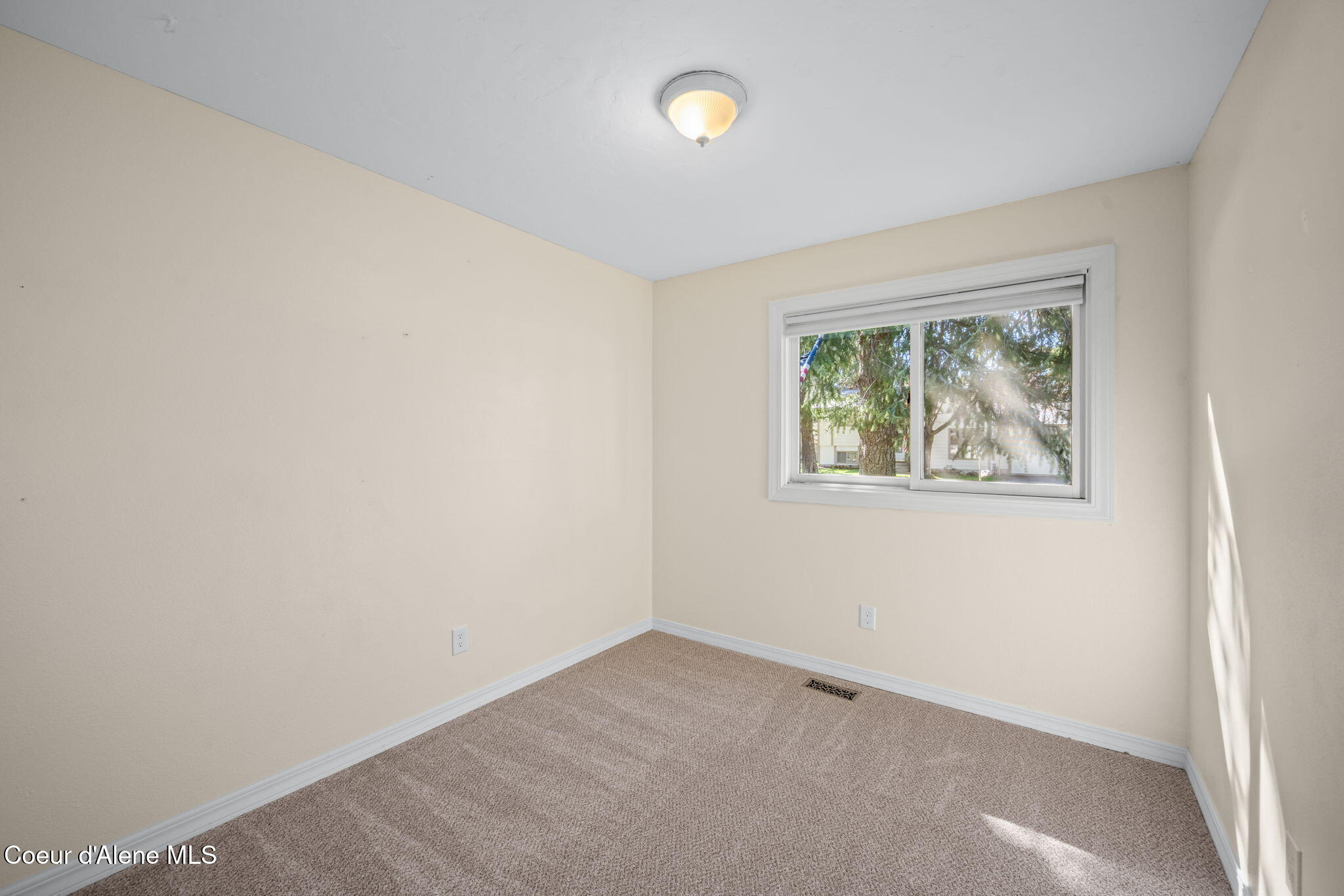 4006 North Moccasin Road Coeur D'Alene, ID 83815 - Photo 22 of 53 Bedroom 1