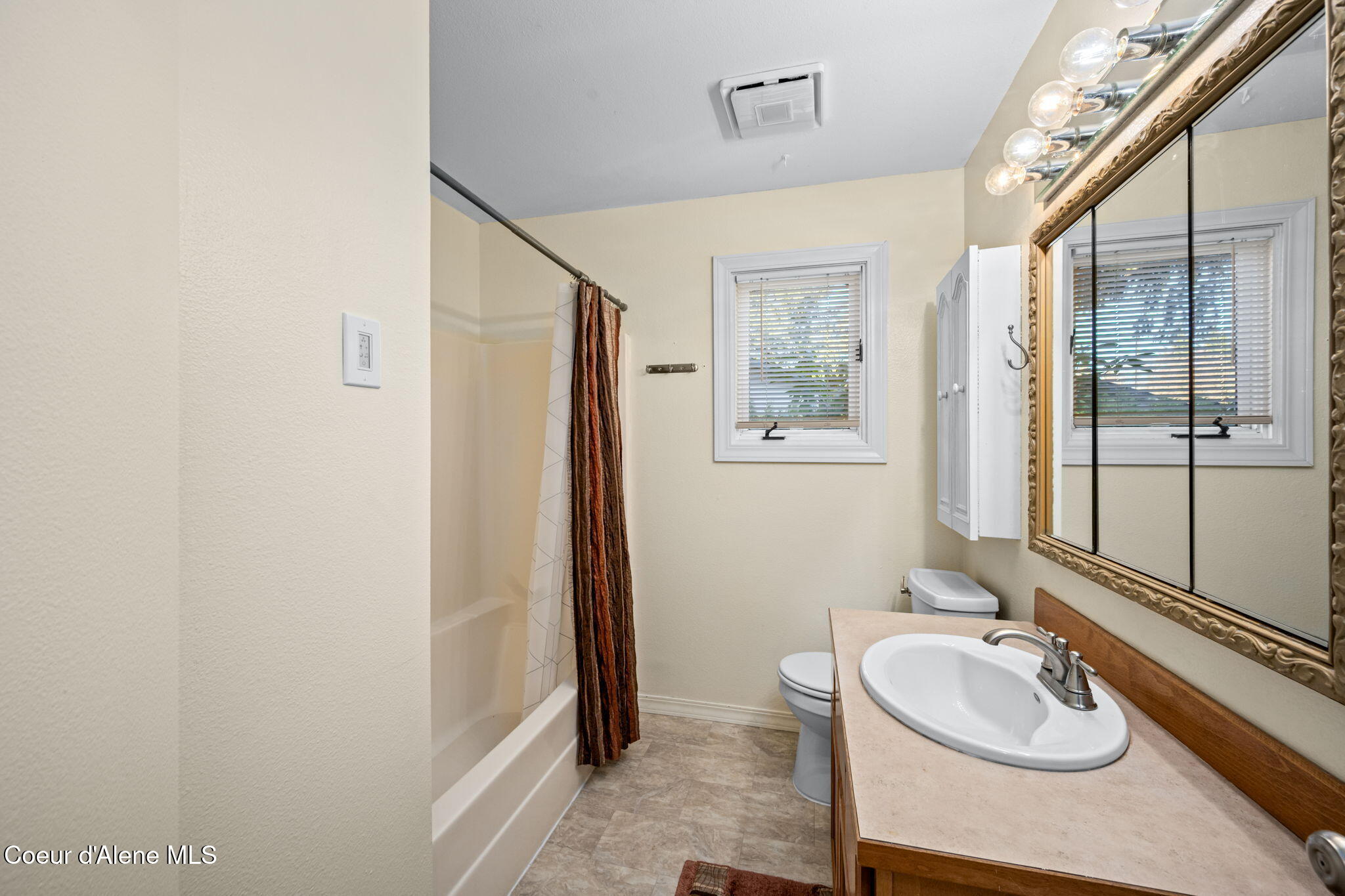 4006 North Moccasin Road Coeur D'Alene, ID 83815 - Photo 26 of 53 Hall Bathroom