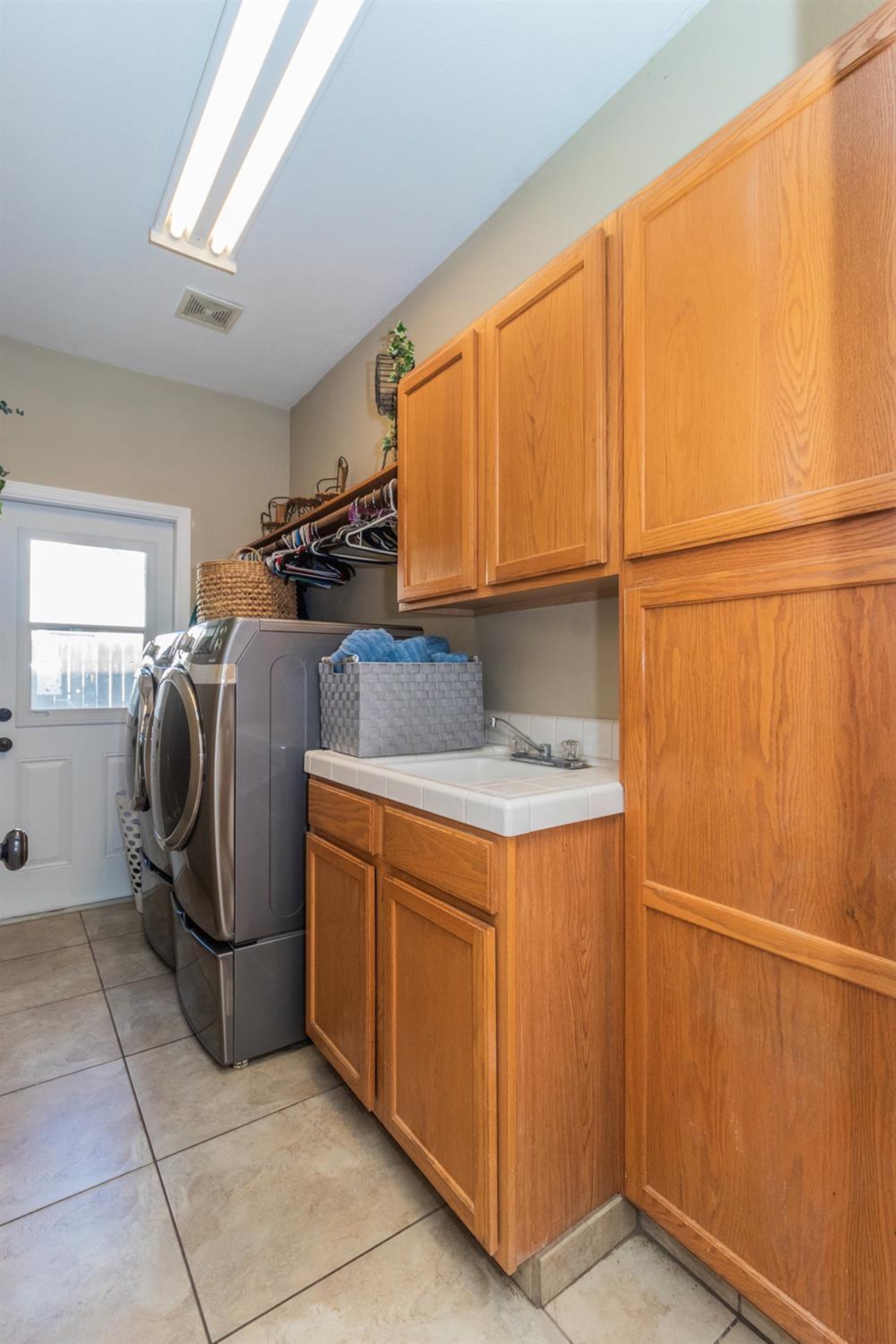693 East Muir Avenue Reedley, CA 93654 - Photo 16 of 38 Gallery Image 16